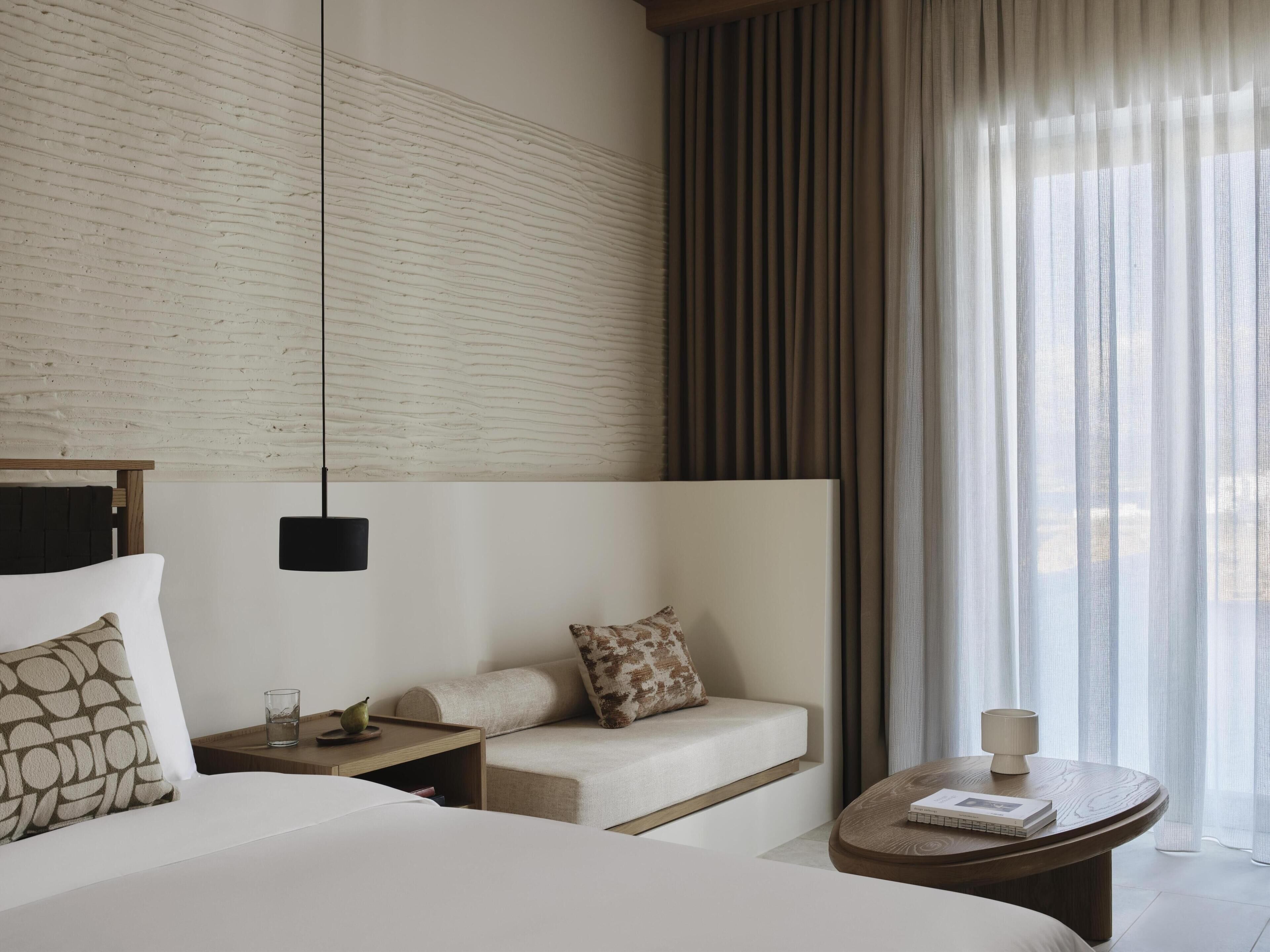Habitación, 1 cama de matrimonio grande, piscina privada | Ropa de cama hipoalergénica, minibar, caja fuerte y cortinas opacas