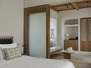 Deluxe suite, 1 slaapkamer, privézwembad | Hypoallergeen beddengoed, een minibar, een kluis op de kamer