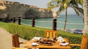 Outdoor dining - Al Husn Hotel Muscat - managed by Hilton (Muscat)