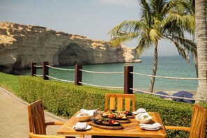 Outdoor dining - Al Husn Hotel Muscat (Muscat)