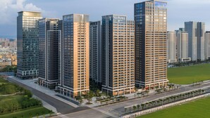 A high-rise hotel with multiple floors, a modern glass facade, and a flat roof. - Novotel Kunming Yunjin (Kunming)
