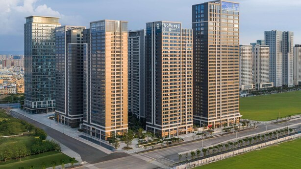 A high-rise hotel with multiple floors, a modern glass facade, and a flat roof. - Novotel Kunming Yunjin (Kunming)