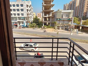 Property grounds - Spacious 3-bedroom apartment in beautiful Kolkata with AC (Kolkata)