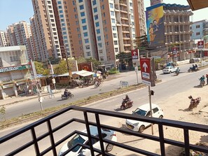 Property grounds - Spacious 3-bedroom apartment in beautiful Kolkata with AC (Kolkata)