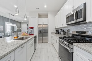 Microondas, horno, parrilla de estufa y lavavajillas 