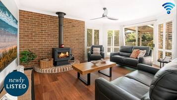 Smart TV, caminetto, studio