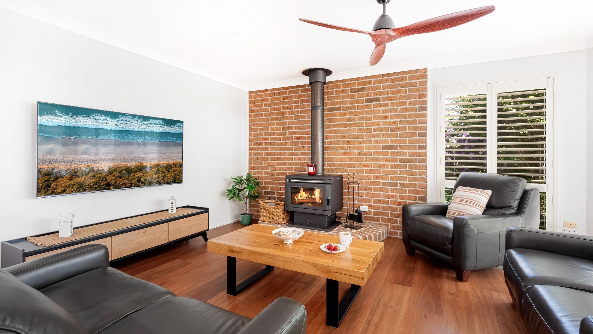 Una Smart TV, una chimenea, una oficina