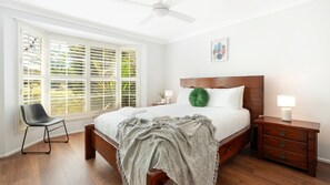 Una scrivania, ferro/asse da stiro, culla da viaggio, Wi-Fi