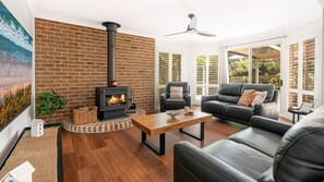 Living area - La Playa – your laid-back coastal getaway on the northern shores of Jervis Bay (Myola)