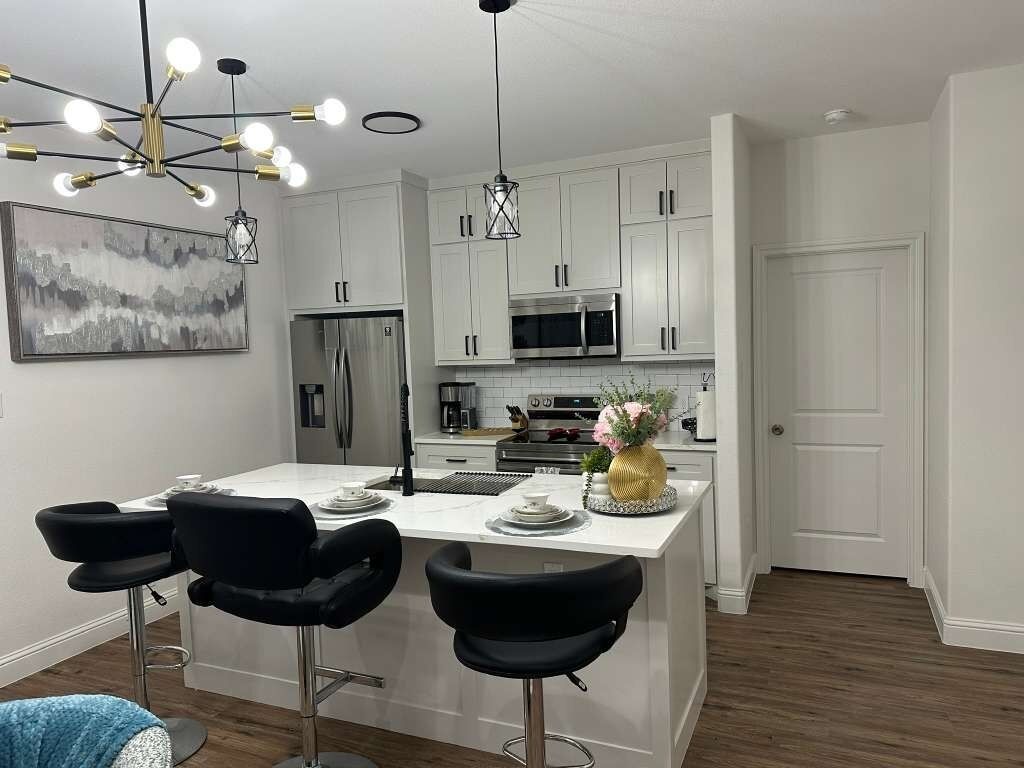 Een koelkast, een magnetron, een oven, een vaatwasser