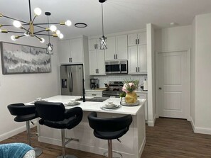 Réfrigérateur, micro-ondes, four, lave-vaisselle