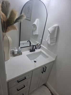 Dusche, Haartrockner, Handtücher, Seife