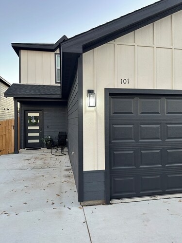 Emerald at panther Spacious 4-bedroom townhome in Fort Worth with AC