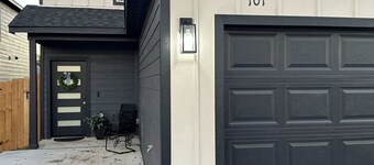 Emerald at panther Spacious 4-bedroom townhome in Fort Worth with AC