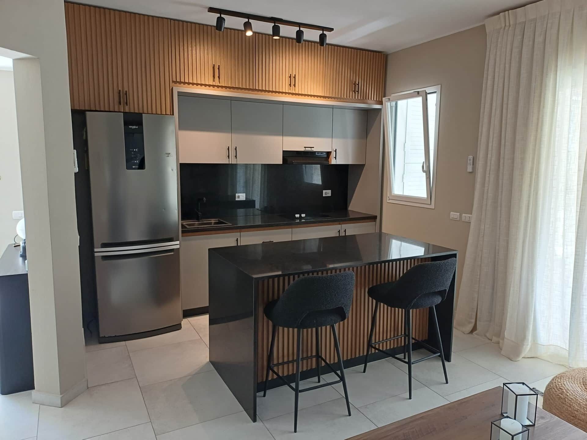 Refrigerador, microondas y parrilla de estufa 