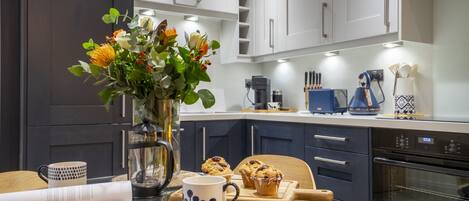 Køleskab, mikrobølgeovn, ovn, kogeplade