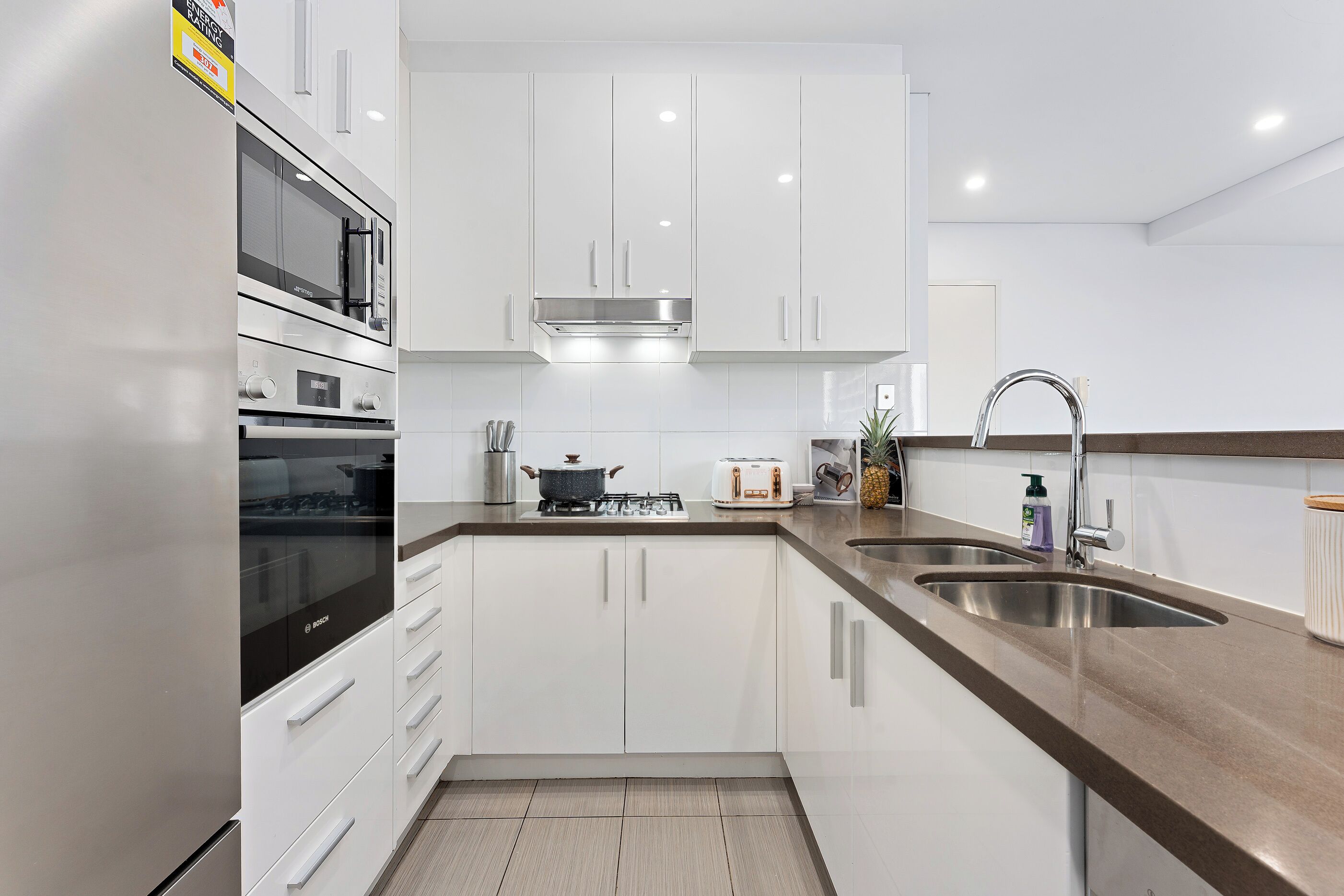 Kylskåp, mikrovågsugn, ugn och spishäll