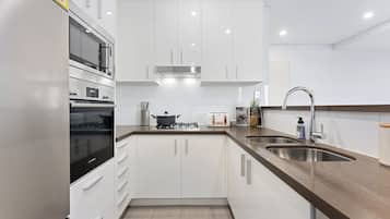 Kylskåp, mikrovågsugn, ugn och spishäll