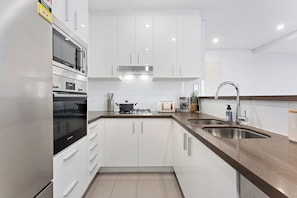 Kylskåp, mikrovågsugn, ugn och spishäll