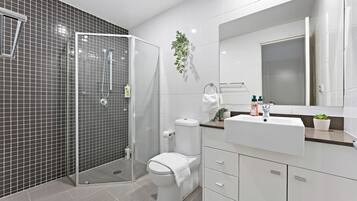 Regadera, toallas, jabón, shampoo