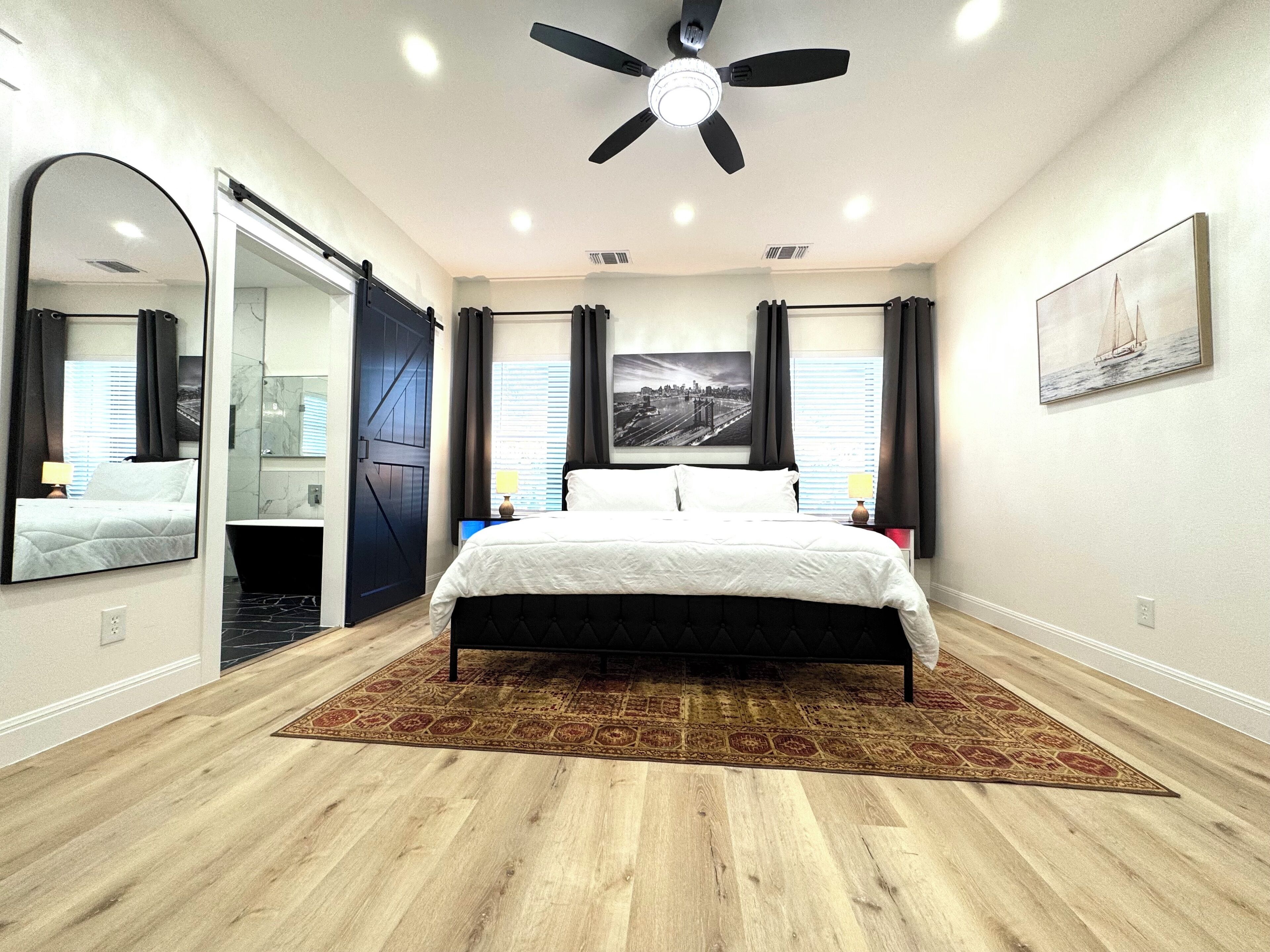 Tabla de planchar con plancha, internet y ropa de cama 