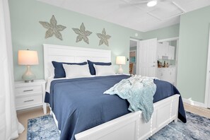 Escritorio, tabla de planchar con plancha, wifi gratis y ropa de cama 