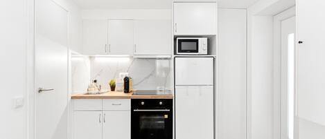 Fridge, microwave, oven, coffee/tea maker