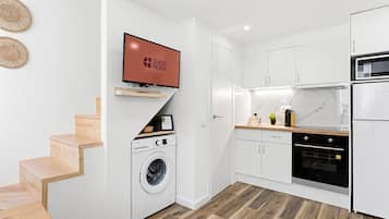 Coffee/tea maker, fridge, microwave, oven