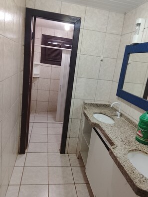 تجهيزات دش، مراحيض شطف، صابون، ورق حمّام