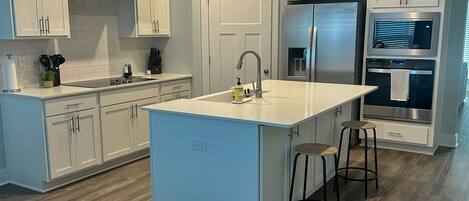 冷蔵庫、電子レンジ、オーブン、コンロ