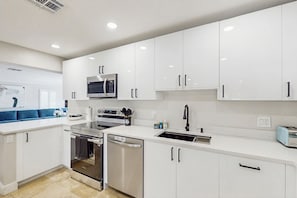Fridge, microwave, oven, stovetop - Newly Renovated - Dog Friendly Waterfront home with pool & BBQ (Pompano Beach)