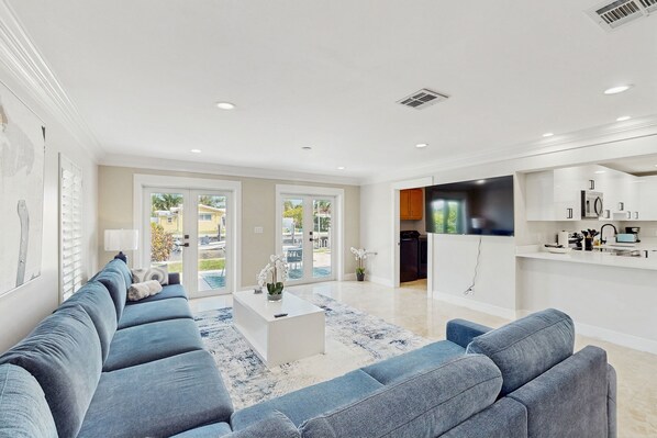 TV - Newly Renovated - Dog Friendly Waterfront home with pool & BBQ (Pompano Beach)