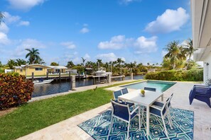 Outdoor dining - Newly Renovated - Dog Friendly Waterfront home with pool & BBQ (Pompano Beach)