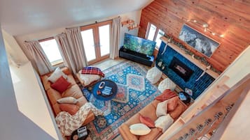 Smart TV, chimenea, videojuegos, libros