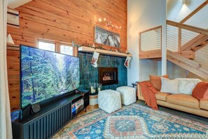 Smart TV, fireplace, video games, books - Blueberry Creek Cabin Lux Design Fire Pit Hot Tub (Girdwood)
