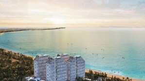Un hôtel de grande hauteur offrant une vue sur la mer et la plage.