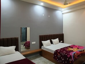 Triple Room | Rollaway beds, free WiFi, bed sheets