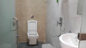 Luxury-Zimmer | Badezimmer | Dusche, kostenlose Toilettenartikel, Handtücher, Seife