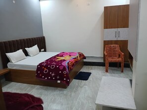 Triple Room | Rollaway beds, free WiFi, bed sheets