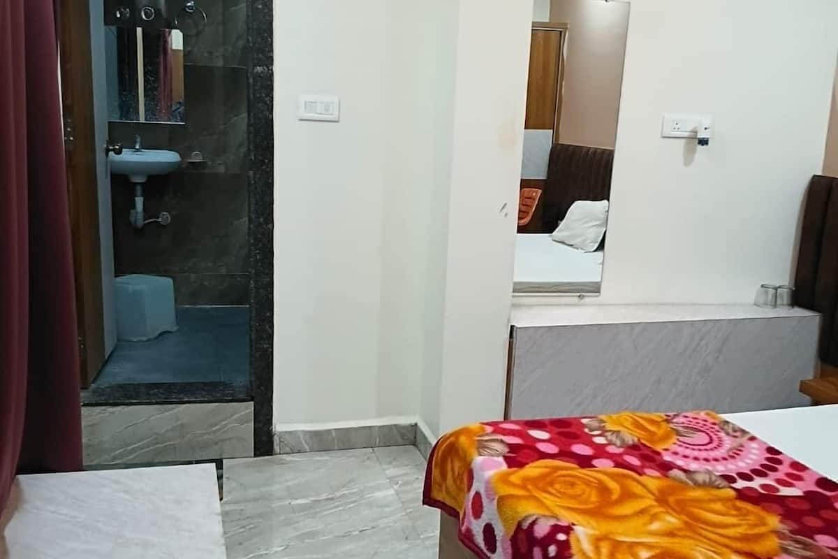 Luxury Room | Rollaway beds, free WiFi, bed sheets