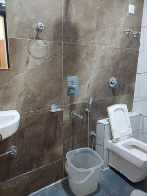 Triple Room | Bathroom | Shower, free toiletries, towels, soap