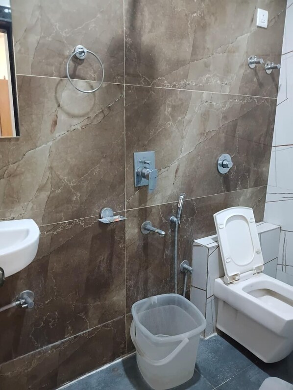Un baño con inodoro, bidé y lavamanos.