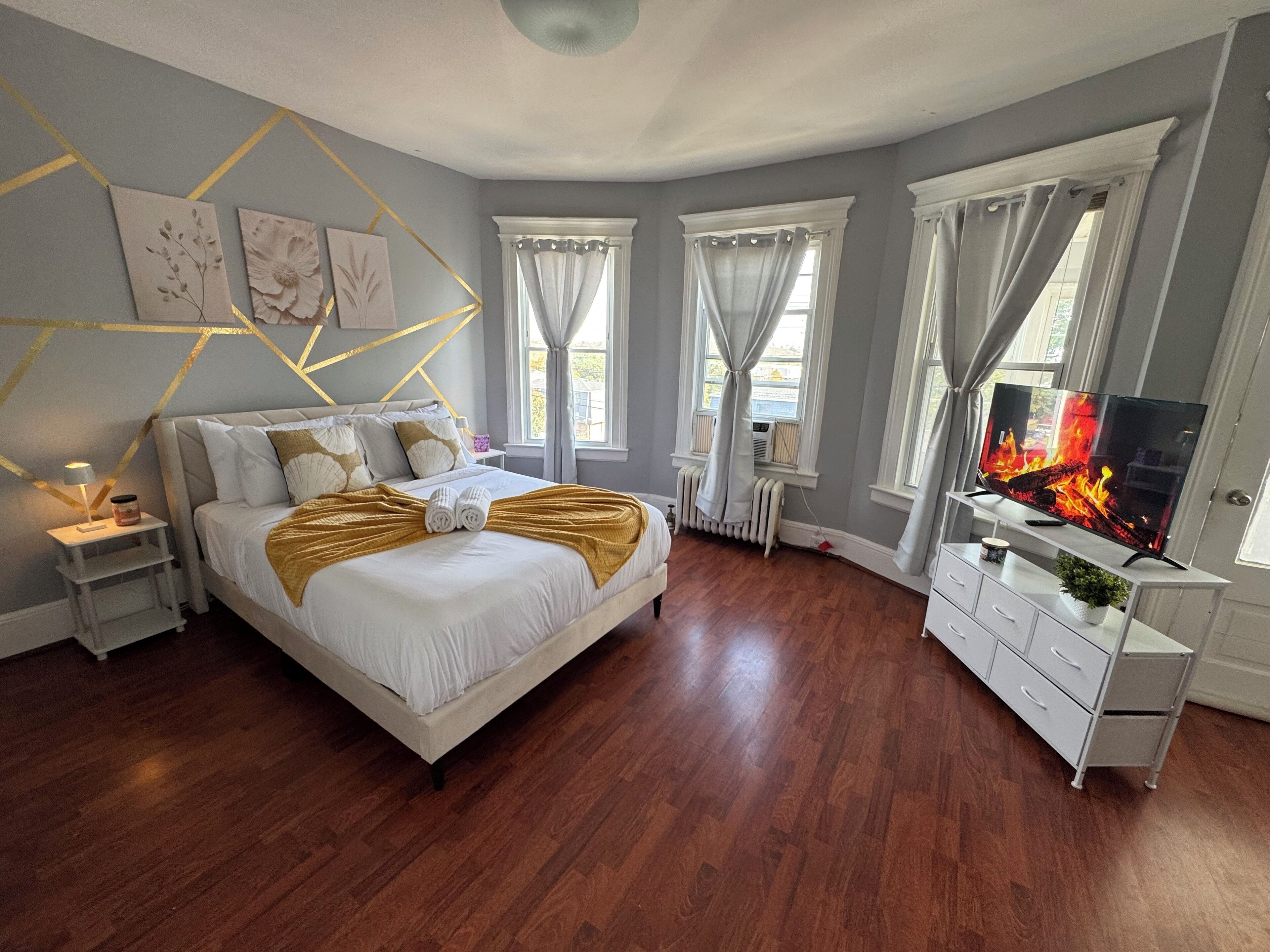 Tabla de planchar con plancha, wifi, ropa de cama