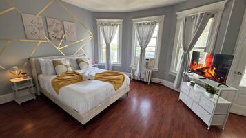 Tabla de planchar con plancha, wifi, ropa de cama