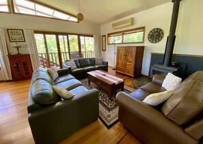 TV, fireplace - Harry’s Lookout - Family & Pet-Friendly Home between Leura & Katoomba (Katoomba)