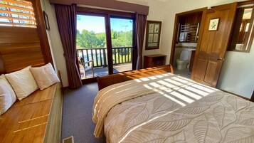 Desk, iron/ironing board, travel cot, WiFi