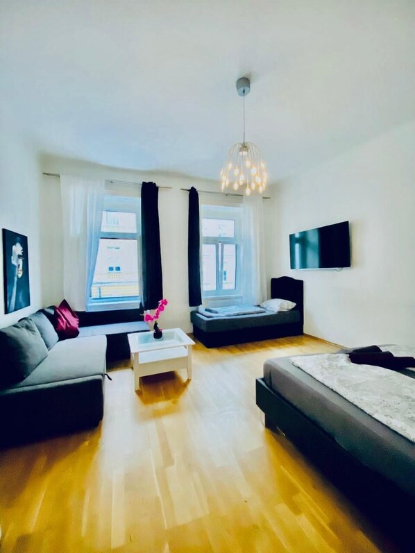 Eenvoudig appartement | Een strijkplank/strijkijzer