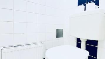 Departamento básico | Baño | Regadera, amenidades de baño gratuitas, secadora de cabello, toallas