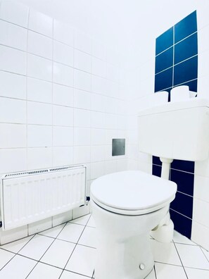 Departamento básico | Baño | Regadera, amenidades de baño gratuitas, secadora de cabello, toallas 