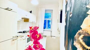 Departamento básico | Cocina privada | Refrigerador, microondas, horno y parrilla de estufa